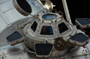 Les cosmonautes de la station spatiale se préparent à sortir dans l'espace tandis que les astronautes travaillent sur les sciences et la maintenance.