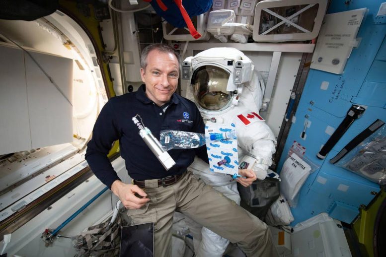 L'astronaute David Saint-Jacques collecte des Ã©chantillons