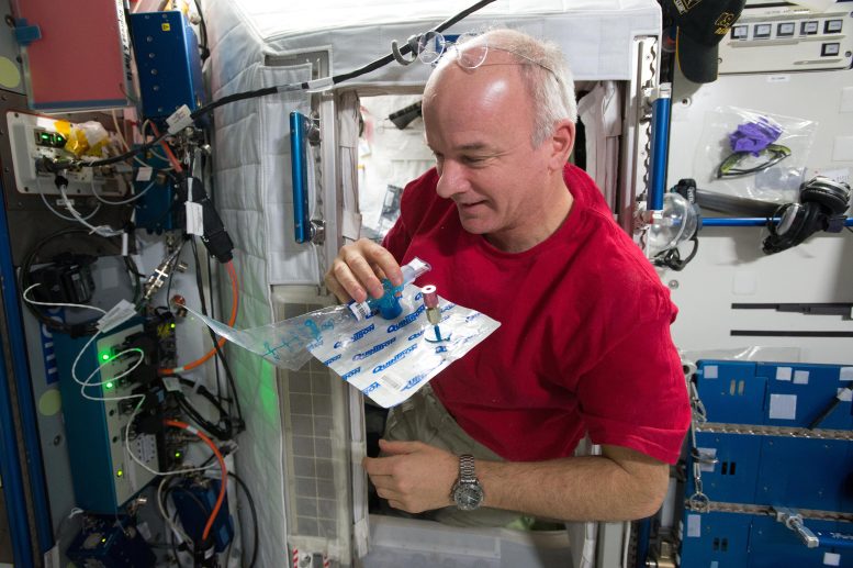 L'astronaute Jeff Williams prélève un échantillon d'haleine