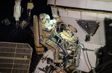 L'équipage de la station spatiale se prépare à la sortie dans l'espace et au départ de Dragon
