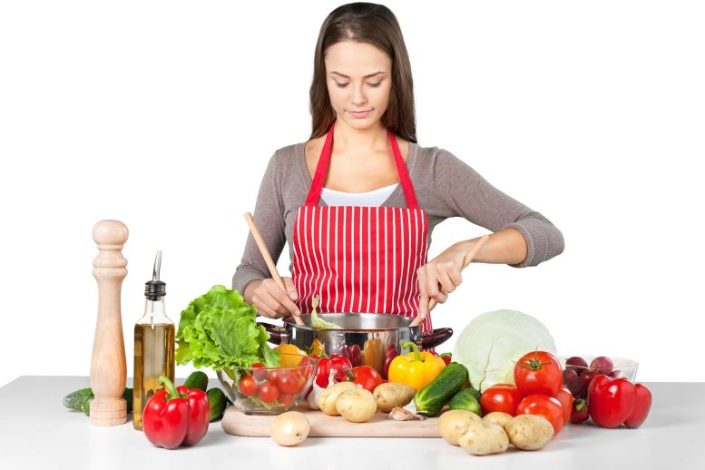 Femme cuisinant des légumes