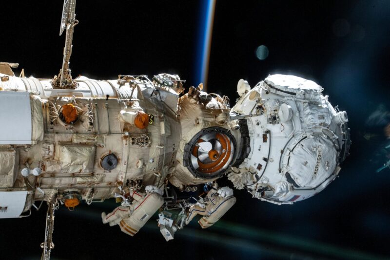Le départ de la station spatiale du vaisseau Dragon est retardé alors que les cosmonautes nettoient leur sortie dans l'espace.