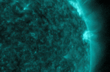 L'observatoire de la dynamique solaire de la NASA capte une éruption de niveau moyen en provenance du Soleil.