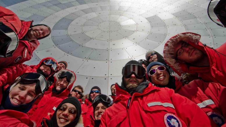 Les scientifiques du télescope du pôle Sud
