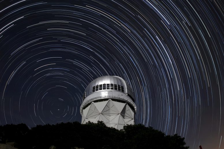 Traînées d'étoiles au-dessus du télescope de 4 mètres Nicholas U. Mayall