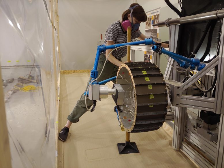 Georgia Crowther teste la roue VIPER de la NASA