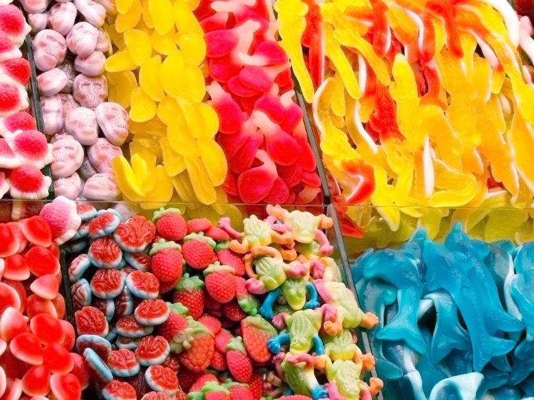 Des bonbons variés et colorés