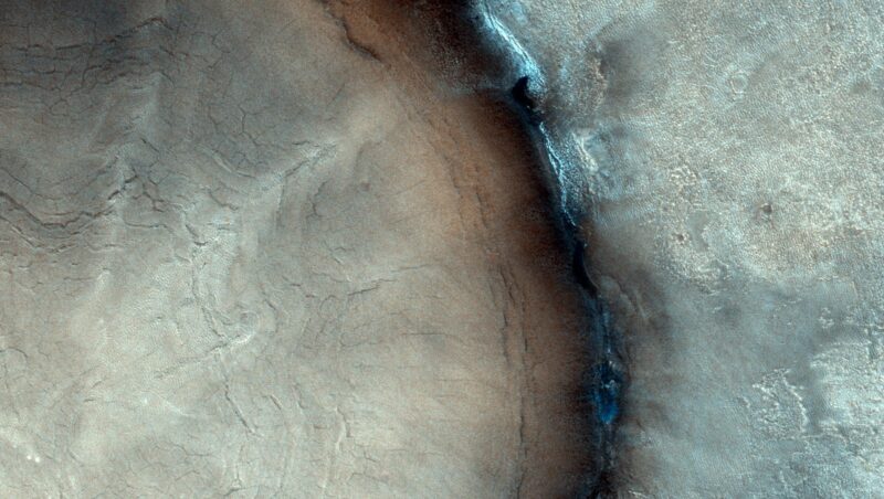 Les anneaux des arbres du cratère : Une vue incroyable à vol d'oiseau dans un cratère d'impact riche en glace sur Mars.