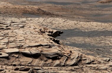 Le rover Mars Curiosity détecte une forte signature de carbone dans un lit de roches, ce qui pourrait indiquer une activité biologique.
