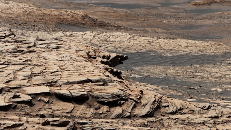 Le rover Mars Curiosity détecte une forte signature de carbone dans un lit de roches, ce qui pourrait indiquer une activité biologique.