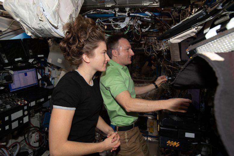 Les astronautes Kayla Barron et Matthias Maurer