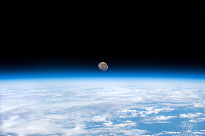La lune gibbeuse décroissante au-dessus de l'horizon de la Terre