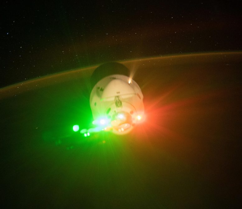 Le vaisseau de ravitaillement Cargo Dragon de SpaceX quitte la station spatiale.