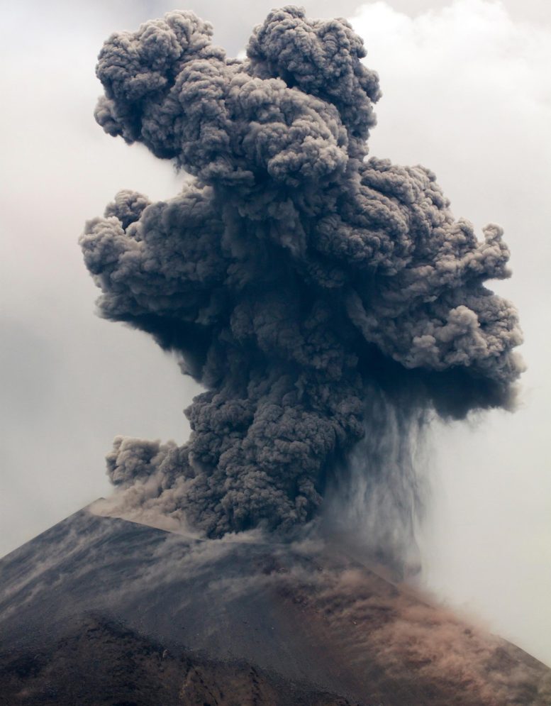 Le volcan Anak Krakatau entre en éruption