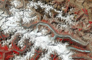 Explorer la Terre depuis l'espace : Le glacier de Batura et l'"anomalie du Karakoram".