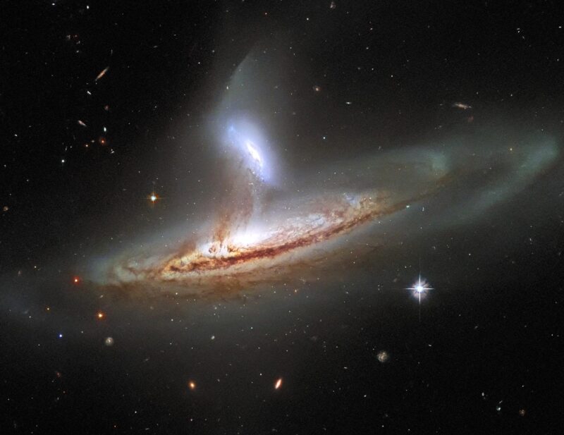 Un tirage au sort cosmique : Des galaxies en interaction avec des noyaux monumentalement énergiques