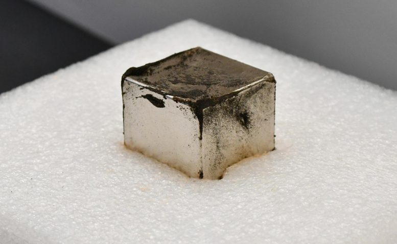 Un aimant retient de minuscules micrométéorites