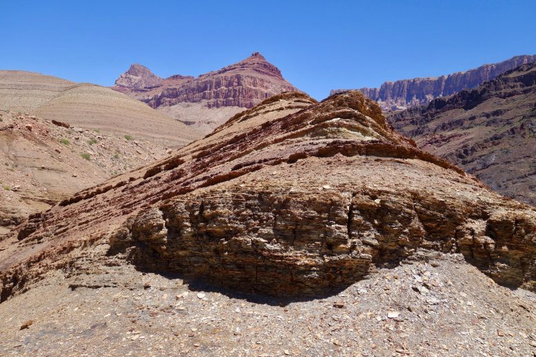 Des pierres de fer dans les couches de roches sédimentaires du Grand Canyon