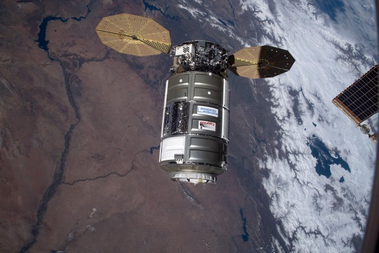 Le cargo spatial Cygnus de Northrop Grumman s'approche de la station spatiale internationale.