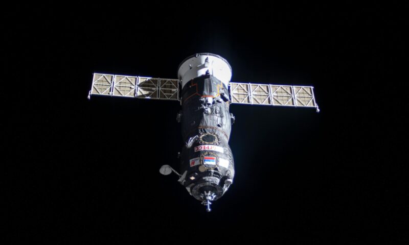 Le vaisseau cargo russe s'approche de la station spatiale, le cargo spatial américain est sur la rampe de lancement.