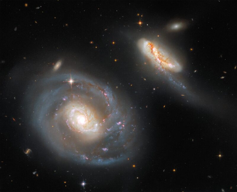 Galaxies étranges et merveilleuses : Hubble capte une paire de galaxies particulière.