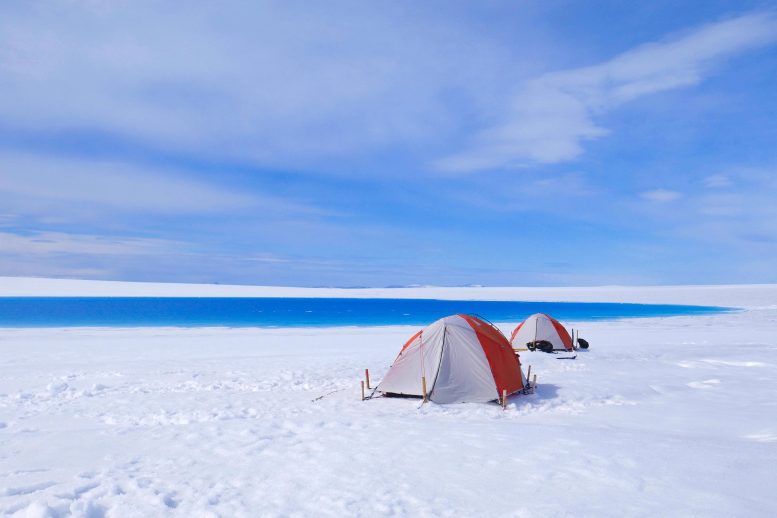 Tentes avec lac supraglaciaire sur le glacier Store