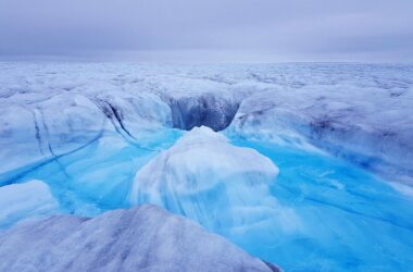L'accélération de la fonte fait de la calotte glaciaire du Groenland le plus grand "barrage" du monde, générant d'énormes quantités de chaleur grâce à l'énergie hydraulique.