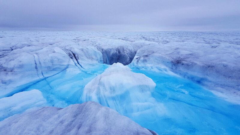L'accélération de la fonte fait de la calotte glaciaire du Groenland le plus grand "barrage" du monde, générant d'énormes quantités de chaleur grâce à l'énergie hydraulique.
