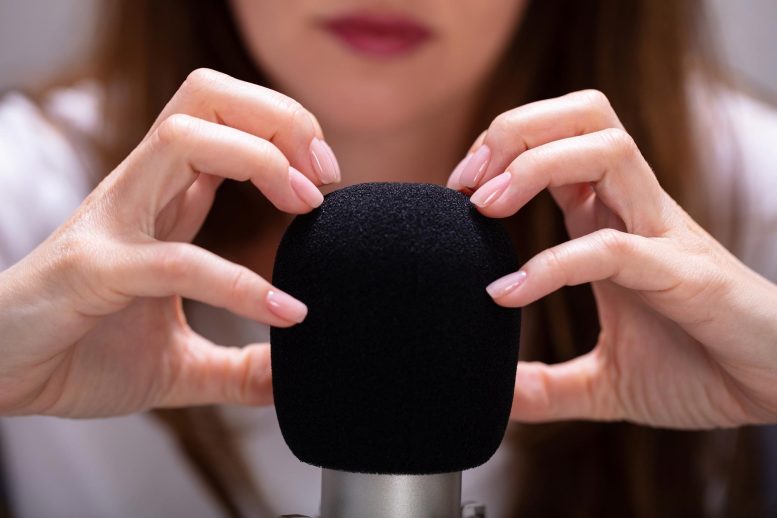 Une femme cloue un microphone ASMR