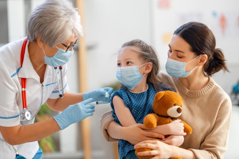 Un médecin vaccine un enfant