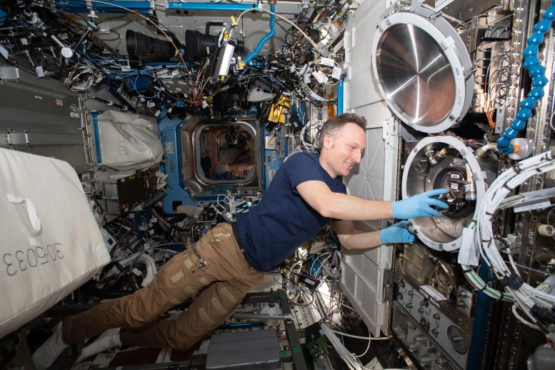 Astronaute de l'ESA Matthias Maurer Laboratoire de science des matériaux