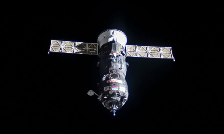 Le vaisseau de ravitaillement russe Progress 76 s'approche de la station spatiale.