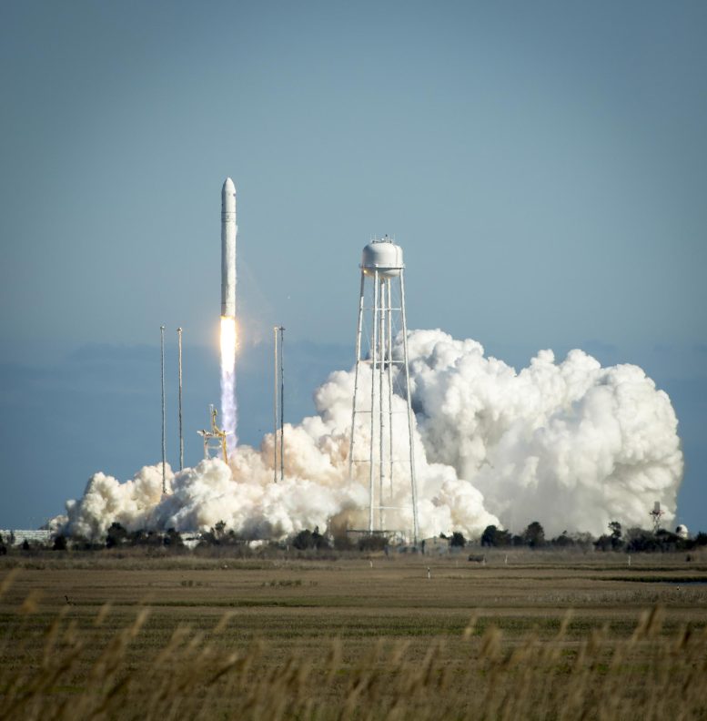 Lancement de la fusée Antares depuis le centre de vol de Wallops de la NASA