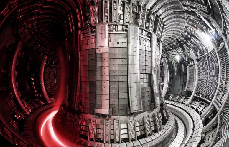 Intérieur de l'installation de fusion nucléaire du JET avec superposition du plasma.