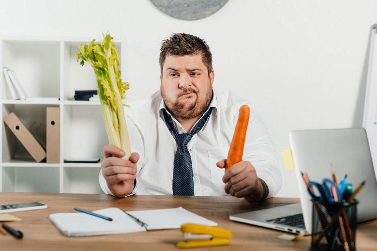 Homme confus Les légumes