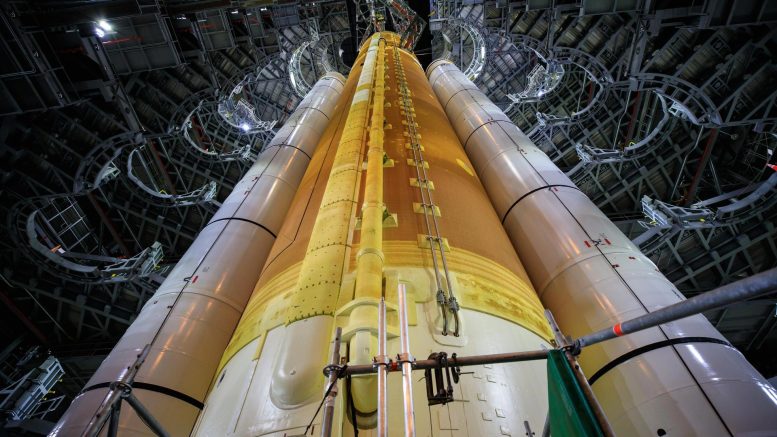 Fusée du système de lancement spatial Artemis I à l'intérieur du VAB High Bay 3