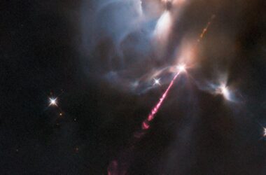 Colère stellaire : L'explosion énergétique d'une étoile naissante traverse l'espace.
