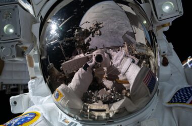 L'équipage de la station spatiale se prépare à une sortie dans l'espace, se fait un scanner des veines et évalue la combinaison à gravité artificielle