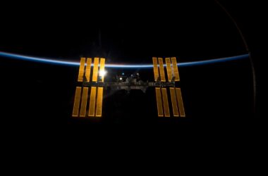 L'Agence spatiale russe publie une vidéo bizarre montrant des modules russes se détachant de la Station spatiale internationale.