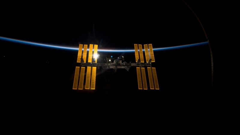 L'Agence spatiale russe publie une vidéo bizarre montrant des modules russes se détachant de la Station spatiale internationale.
