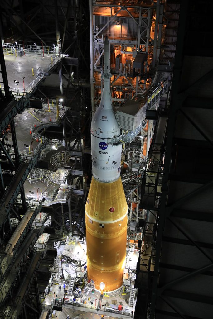 Fusée du système de lancement spatial VAB Artemis I et vaisseau spatial Orion