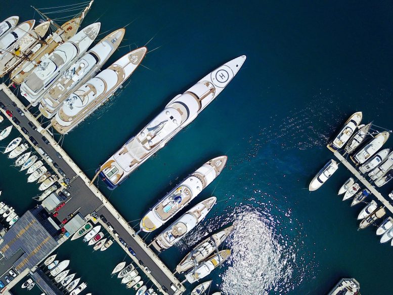 Yachts dans le port de la Méditerranée