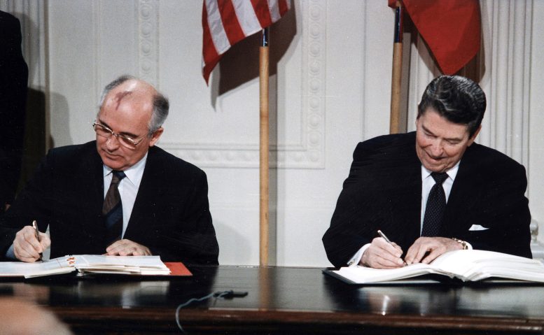 Le président Ronald Reagan et le premier ministre soviétique Mikhail Gorbachev Traité INF