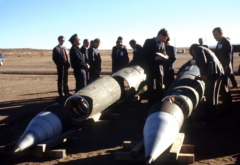 Des inspecteurs d'armes soviétiques examinent des missiles Pershing II démontés.