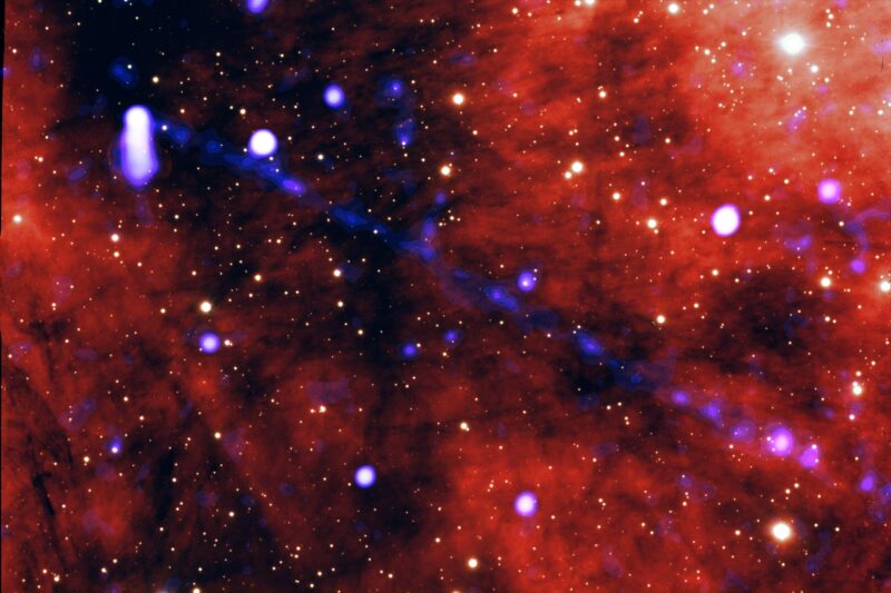 Une étoile minuscule libère un gigantesque faisceau de matière et d'antimatière qui s'étend sur 40 trillions de kilomètres.