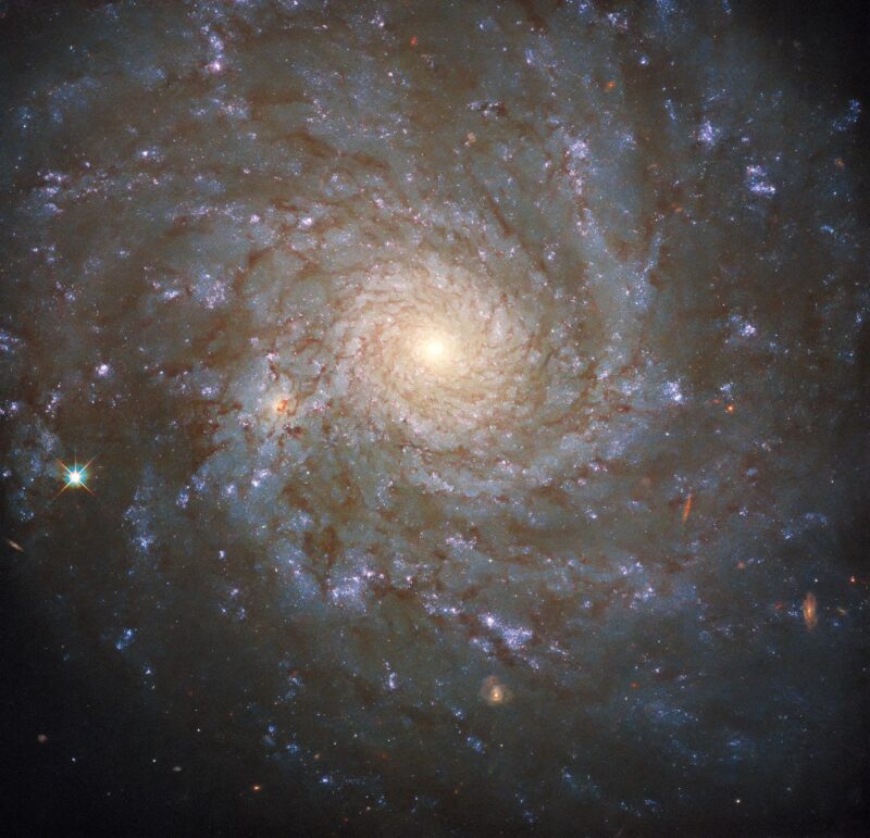 Hubble aperçoit une étonnante spirale dans la constellation Coma Berenices