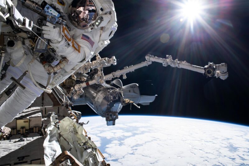 Les astronautes Raja Chari et Matthias Maurer sortent de la station spatiale internationale. [Watch Live]