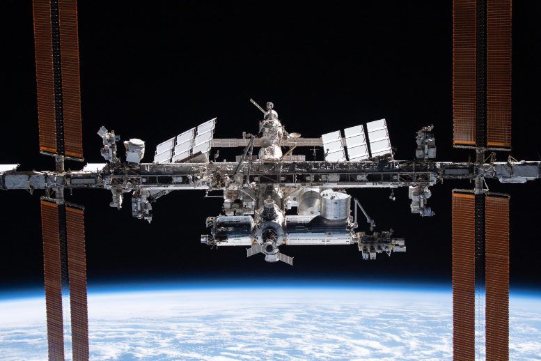 Station spatiale internationale depuis l'équipage Dragon Endeavour de SpaceX