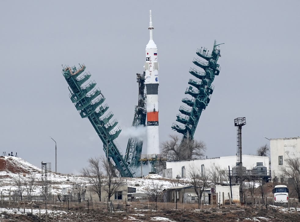 Un vaisseau spatial Soyouz sur la rampe de lancement du cosmodrome russe de Baïkonour, au Kazakhstan, en décembre 2021 ;