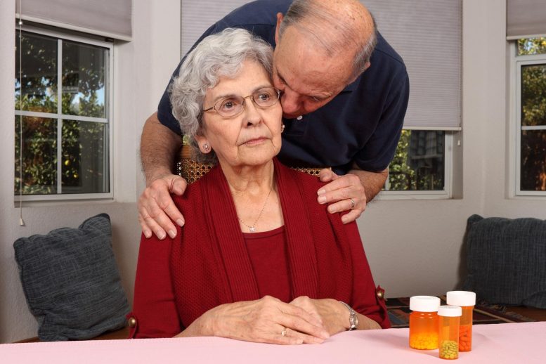 Le mari réconforte sa femme atteinte de la maladie d'Alzheimer